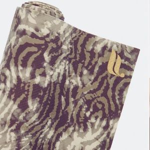 Fabletics The Essential Yoga Mat in smokey runyon